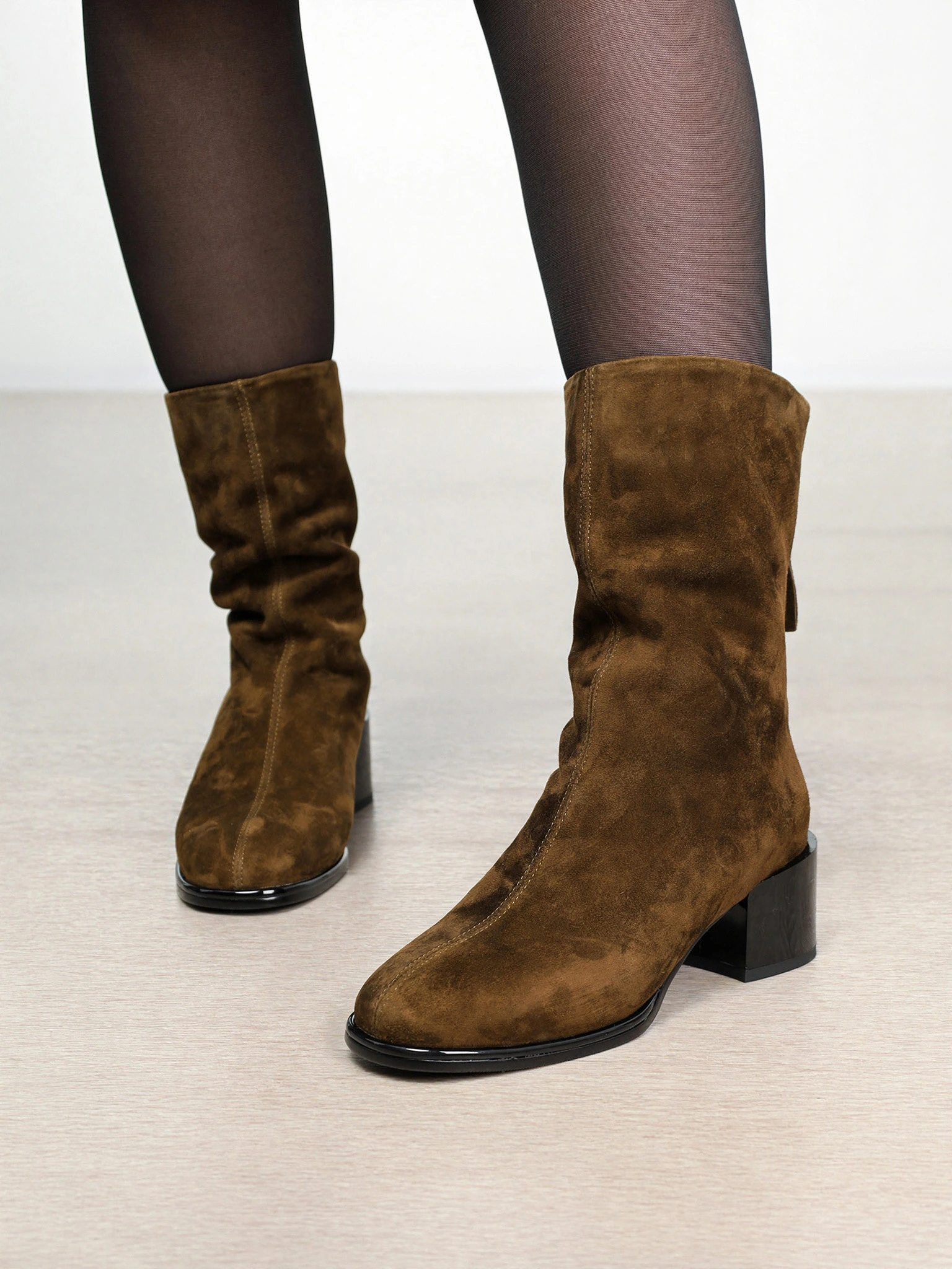 Полусапоги оливкового цвета на низком широком каблуке